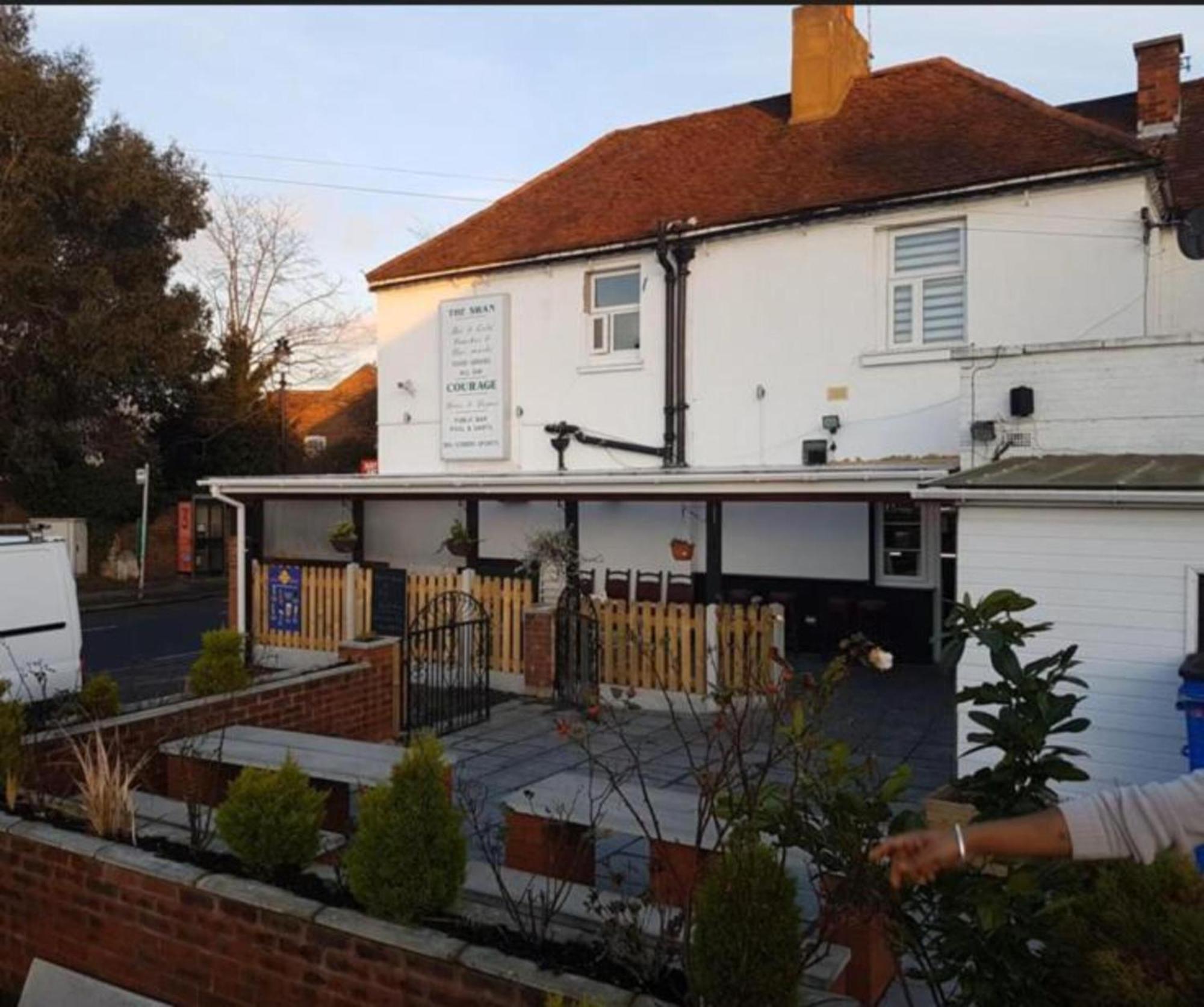 Swan Inn, Heathrow Airport Stanwell Buitenkant foto